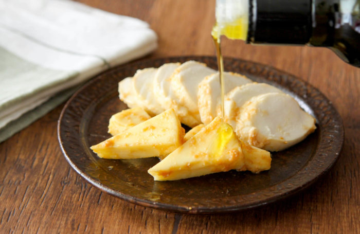 みそとみりんを混ぜてチーズを漬けるだけ！　おつまみにぴったりな「みそチーズ」の作り方